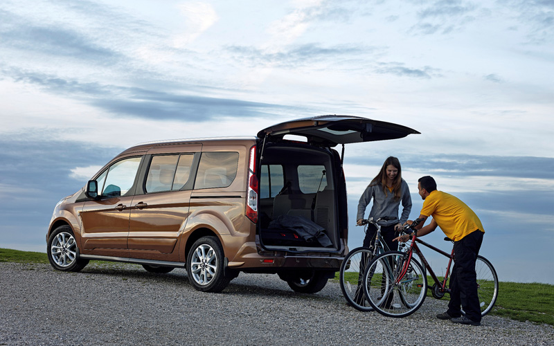 Ford_Tourneo_connect_review_loading_bikes