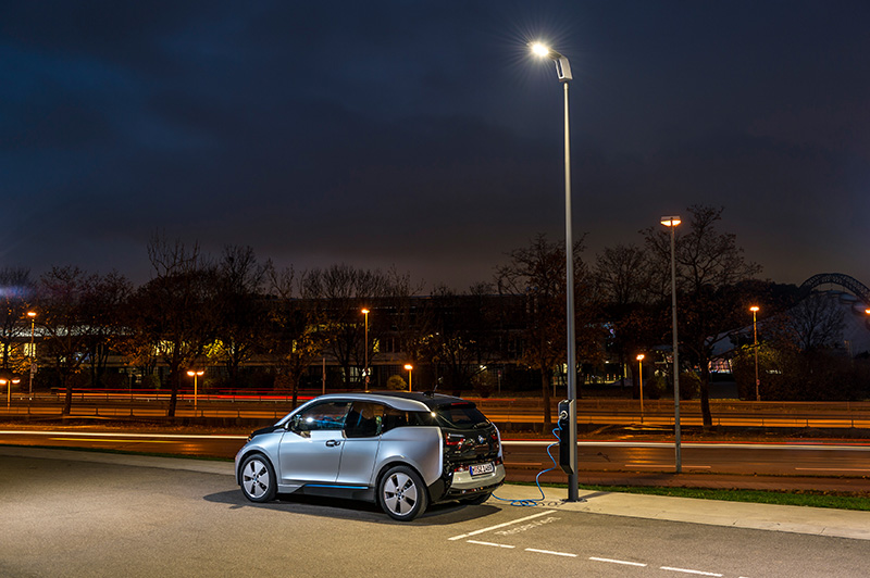 MINI Plant Oxford showcases pioneering street lighting system with integrated electric vehicle charging 669071