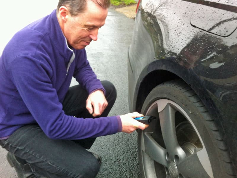 Checking tyre pressure LR