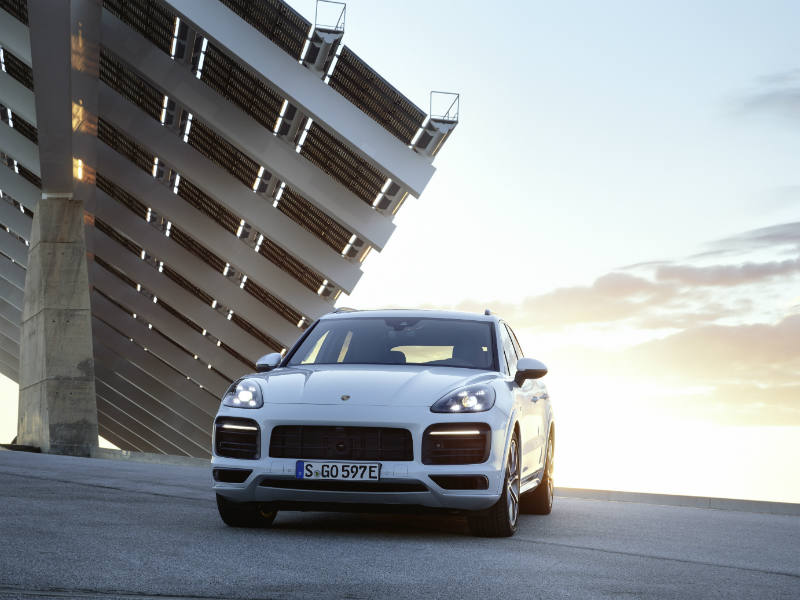 new Porsche Charging Service introduced with Cayenne E Hybrid