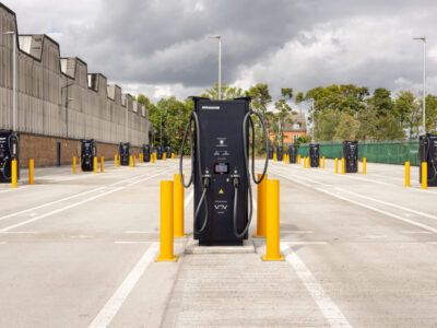 Mercedes-Benz Trucks adds VEV as TruckCharge service provider VEV-charger