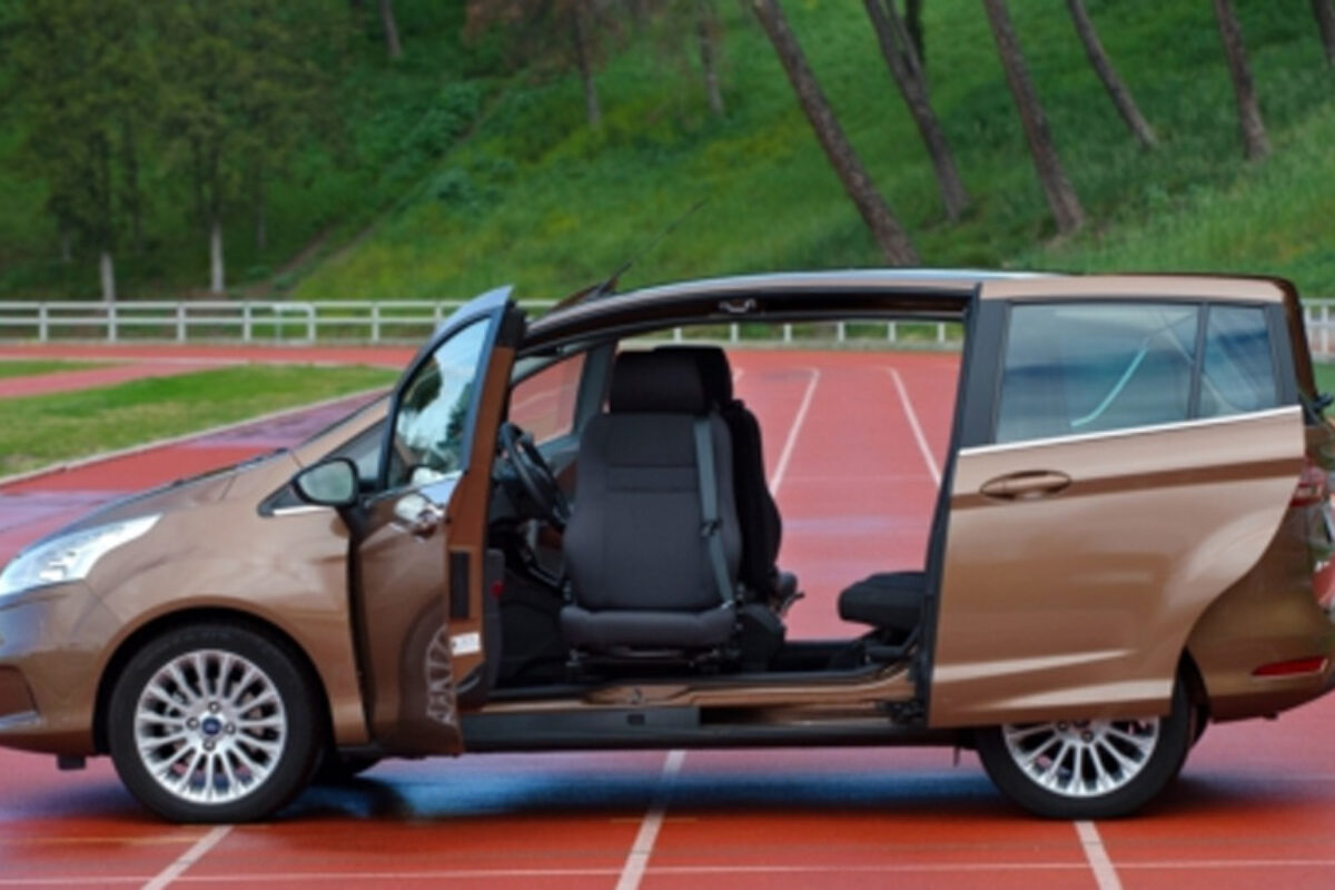 1083_Autoadapt FordBMaxDoor 1y 2Medium