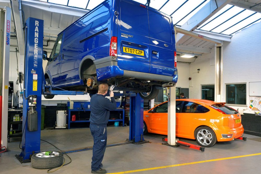 1280_Servicing_is_carried_out_by_Ford trained_technicians 2