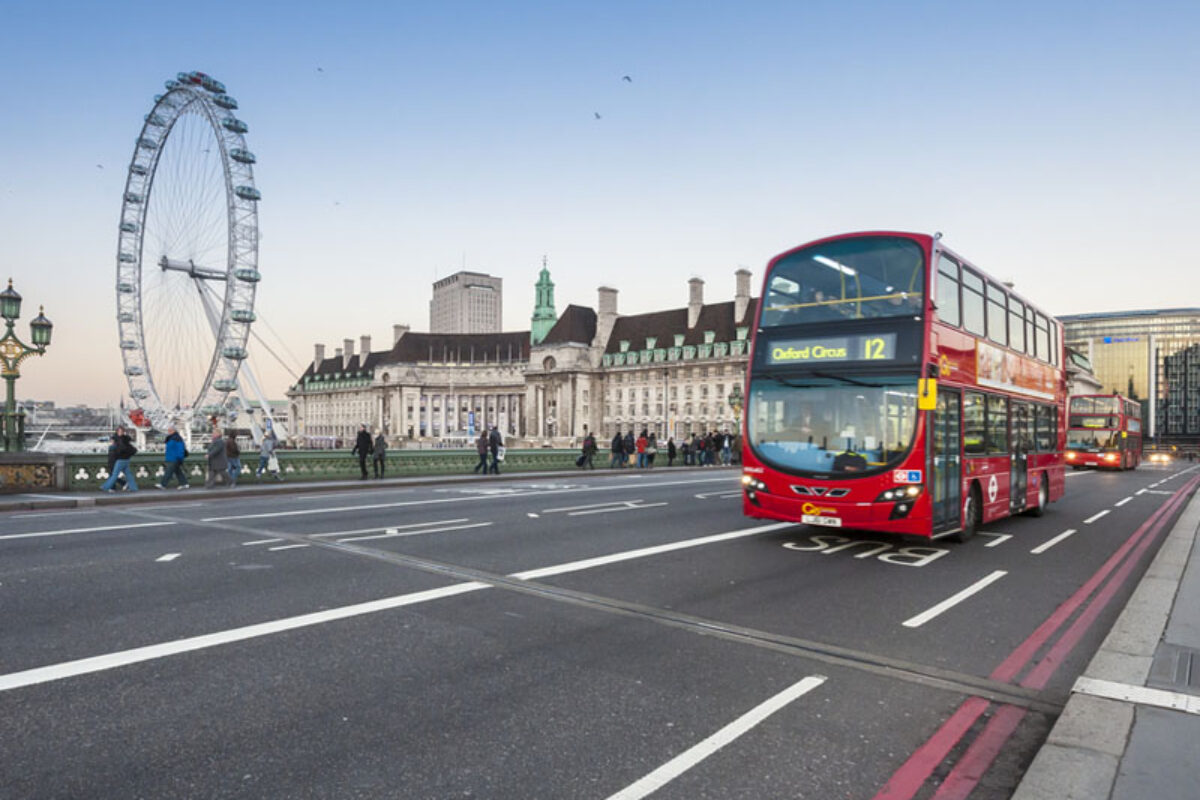 1360_Bus_in_bus_lane_on_Waterloo_Bridge