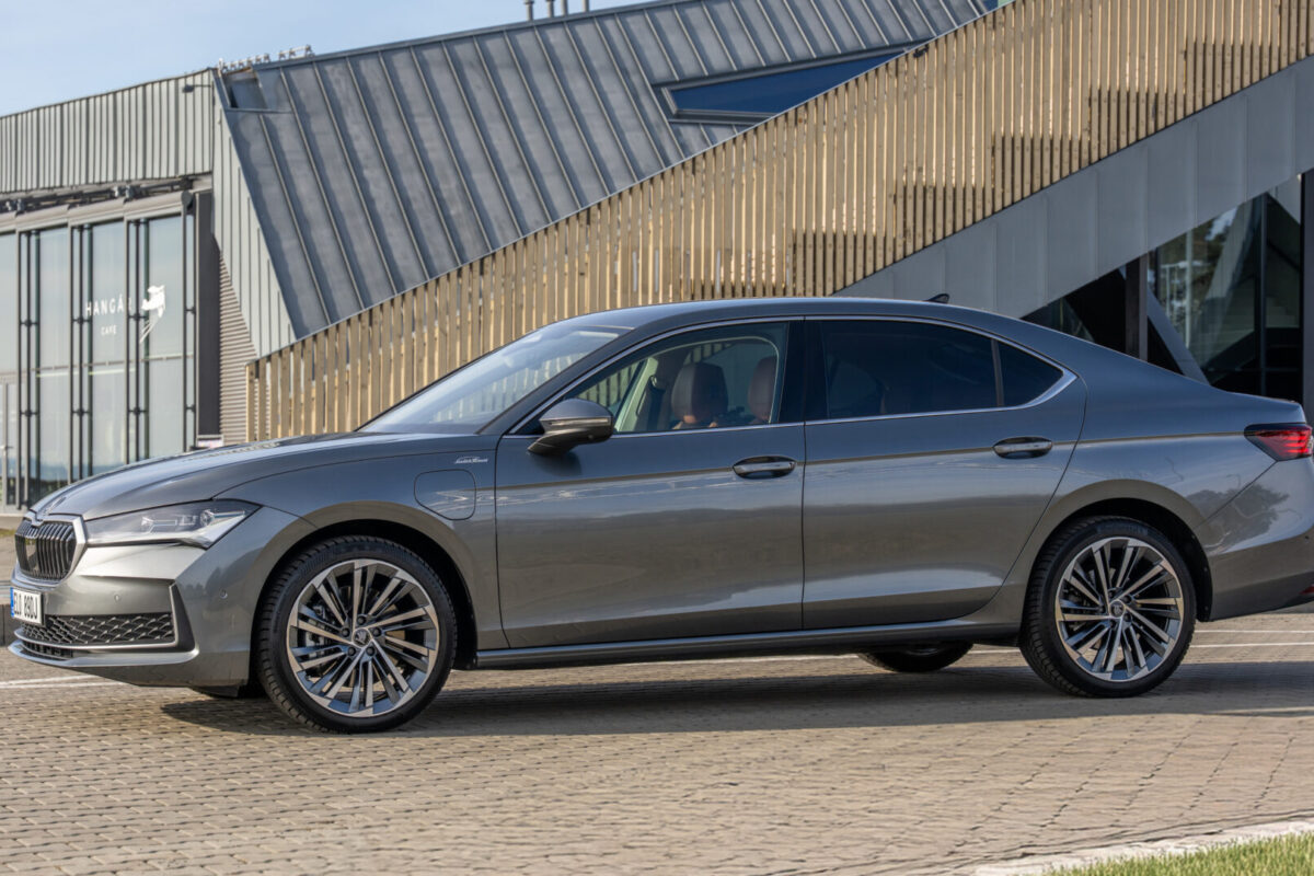 15668-superb-hatch-version-receives-a-plug-in-hybrid-powertrain-with-200-kw-output-1-81e79369