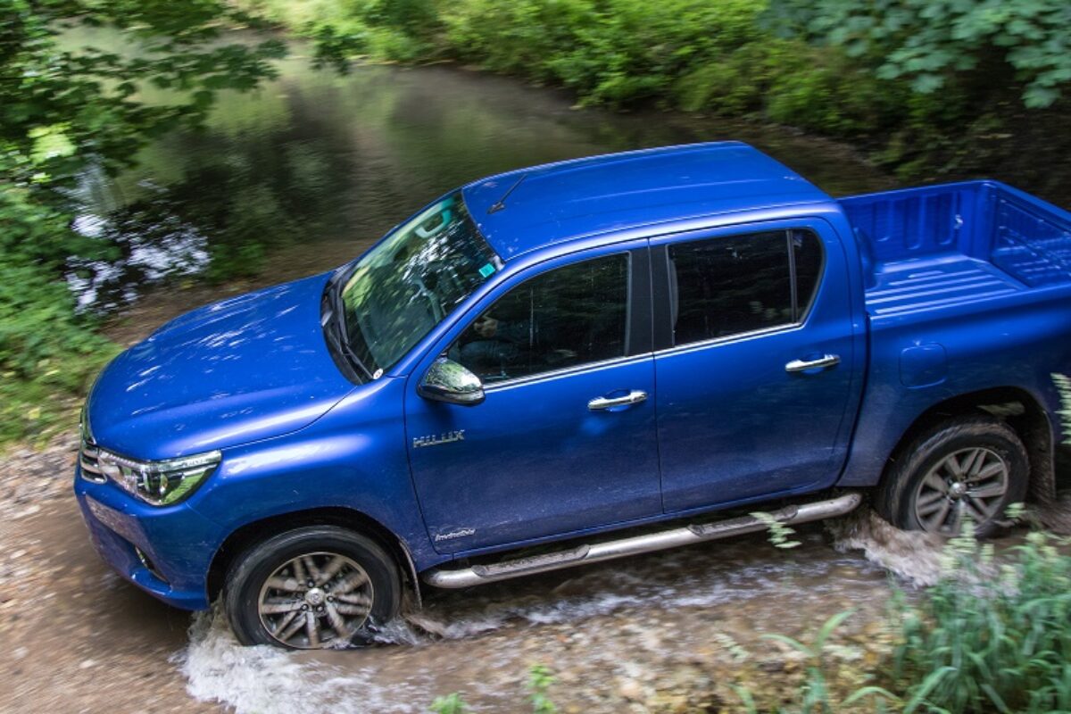 2016-Hilux-Invincible-Ext-Off-Road-14