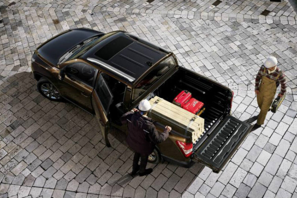 2018-SsangYong-Musso-showing-flatbed