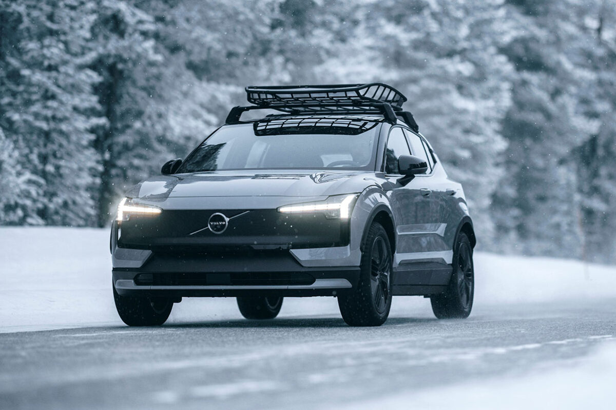 2504 BVolvo EX30CCountry