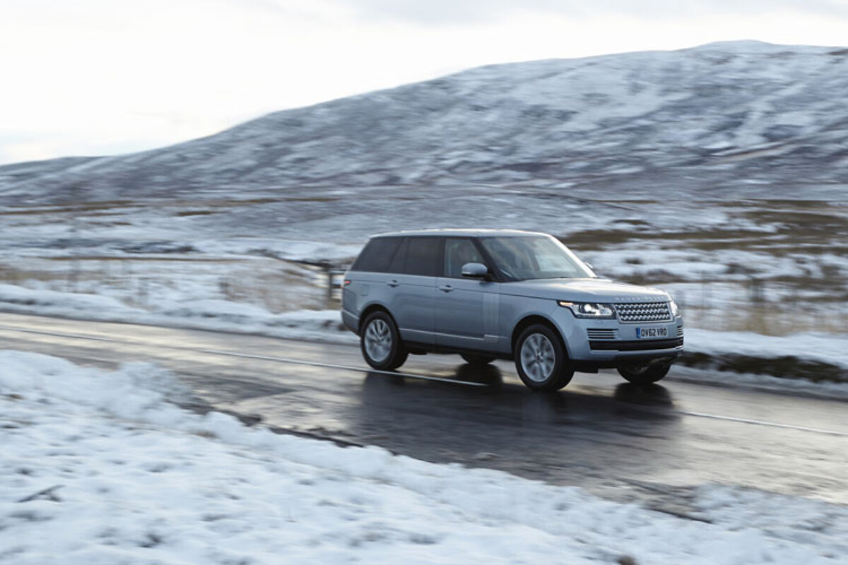 623_Range_Rover_Vogue_SE_Landscape_Action