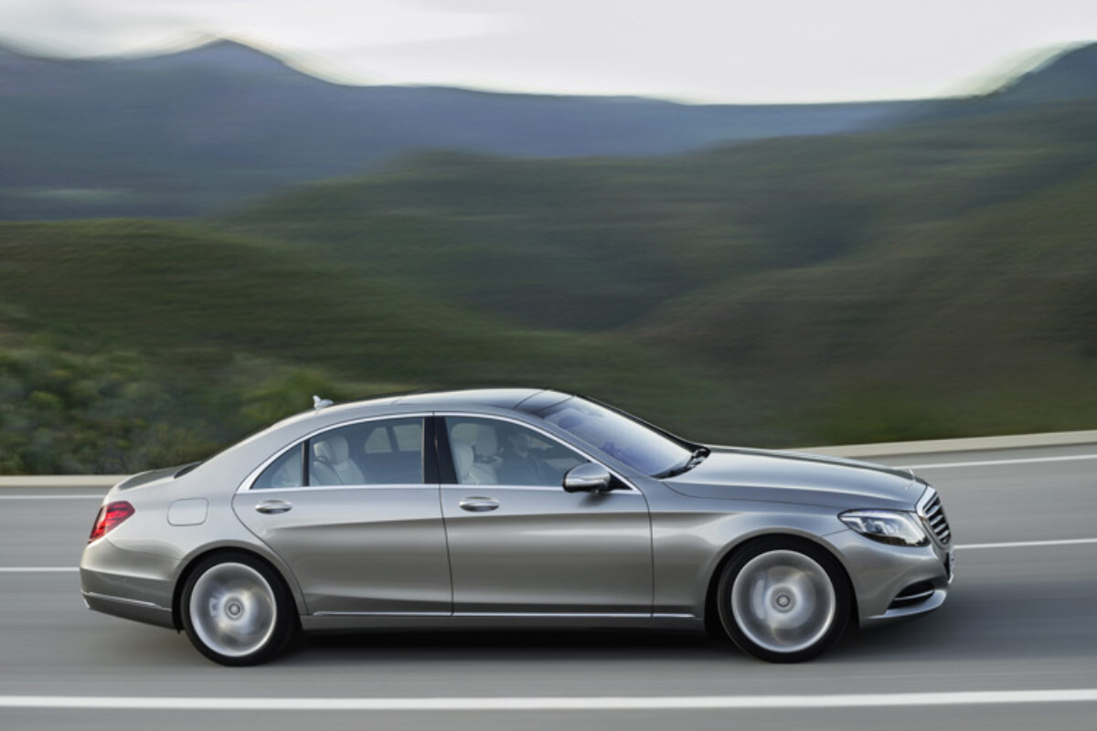 650_New_Mercedes_S_Class_Action_Side1