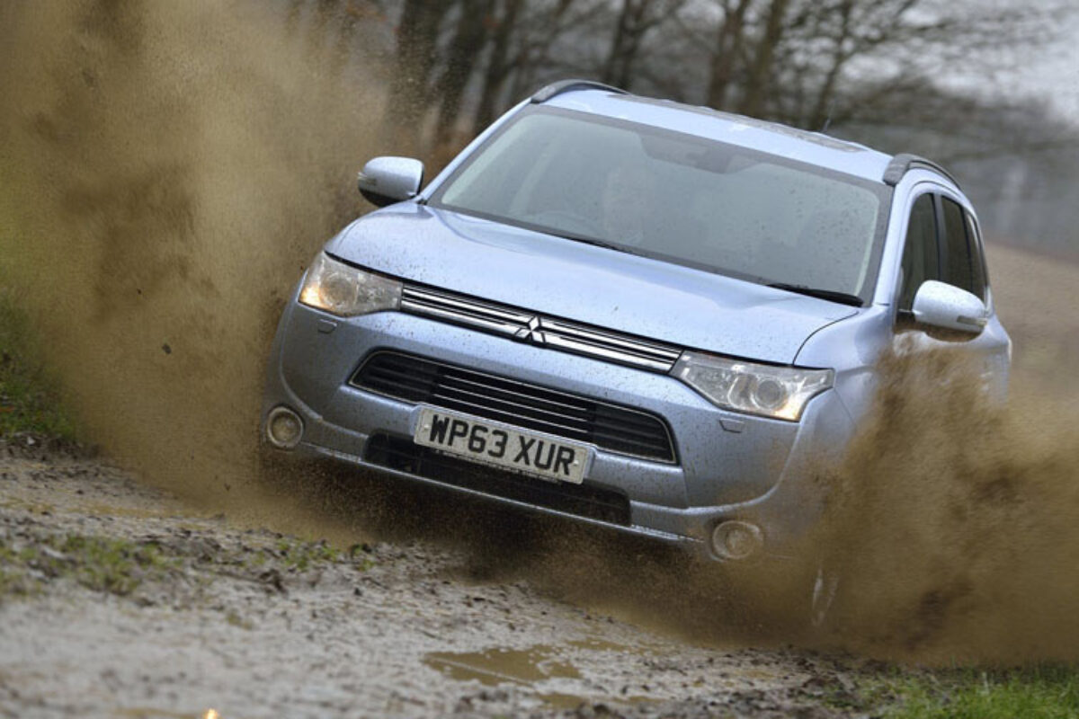 712_Mitsubishi_Outlander_phev_review_offroad