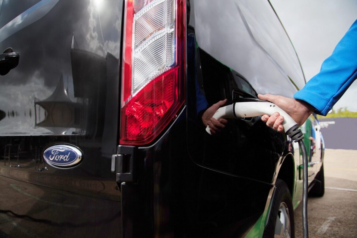 Ford-Transit-PHEV-2017-charging