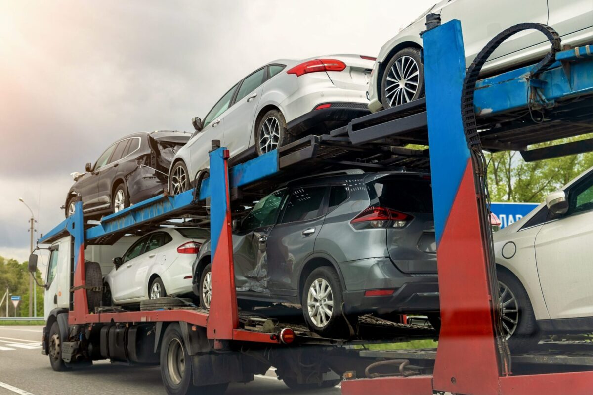 Tow,Truck,Car,Carrier,Semi,Trailer,On,Highway,Carrying,Batch
