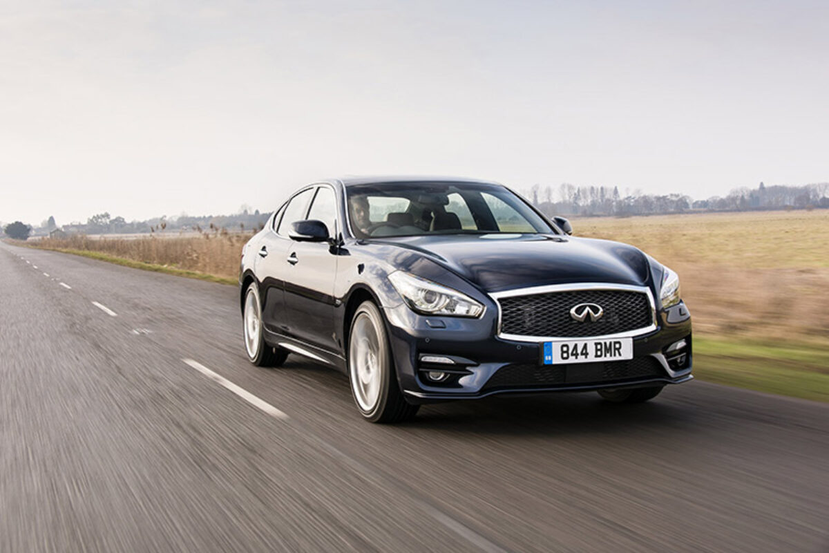 Infiniti_Q70_Moving_Shot