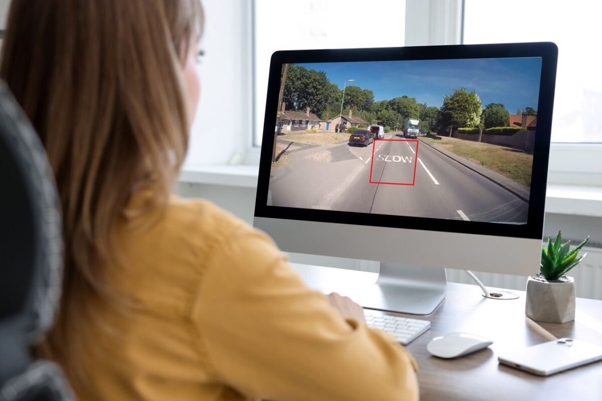 Lady-at-computer-viewing-concentration-and-observation_1280px