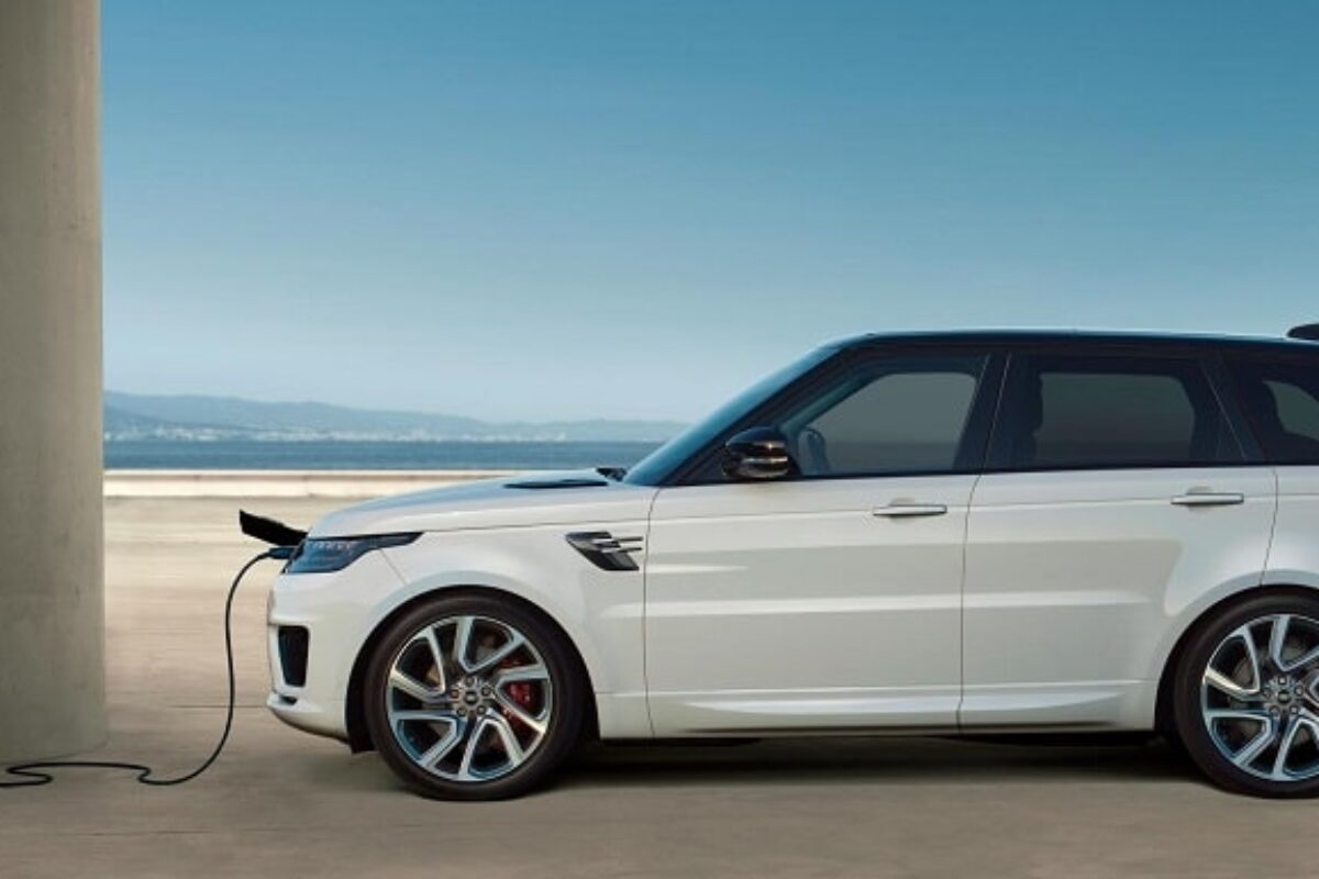 Range Rover Sport_041017_PHEV_pluggedin
