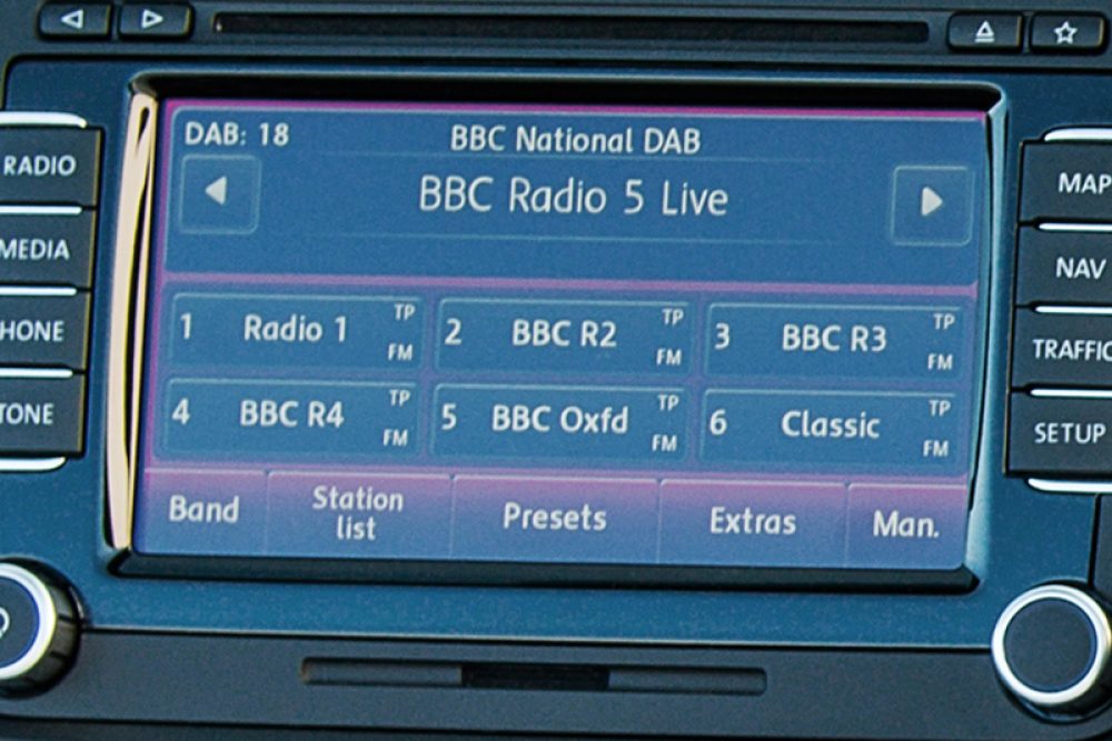 VW DAB Radio 800 crop