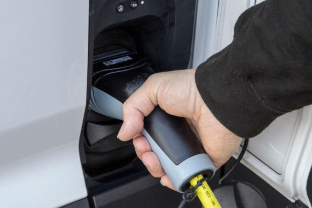 VW-e-Crafter-filling-up-with-electricity-1