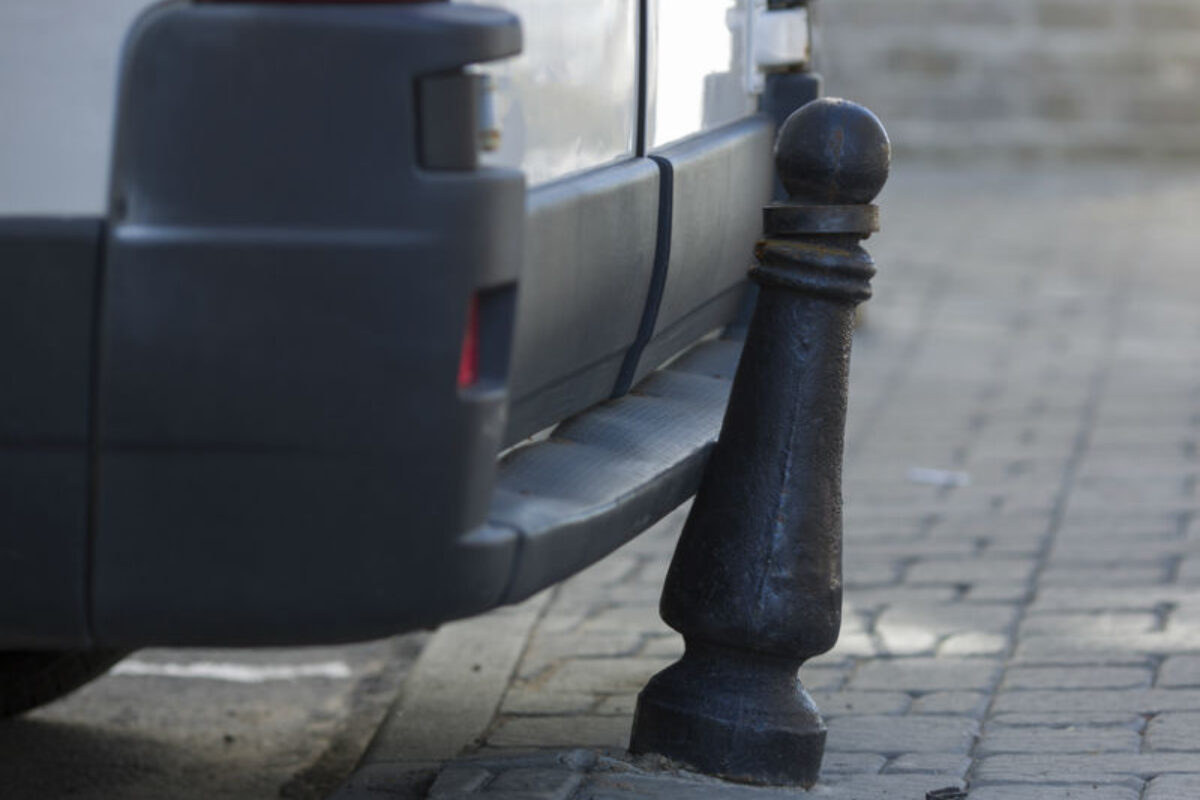Van-reversing-into-a-post