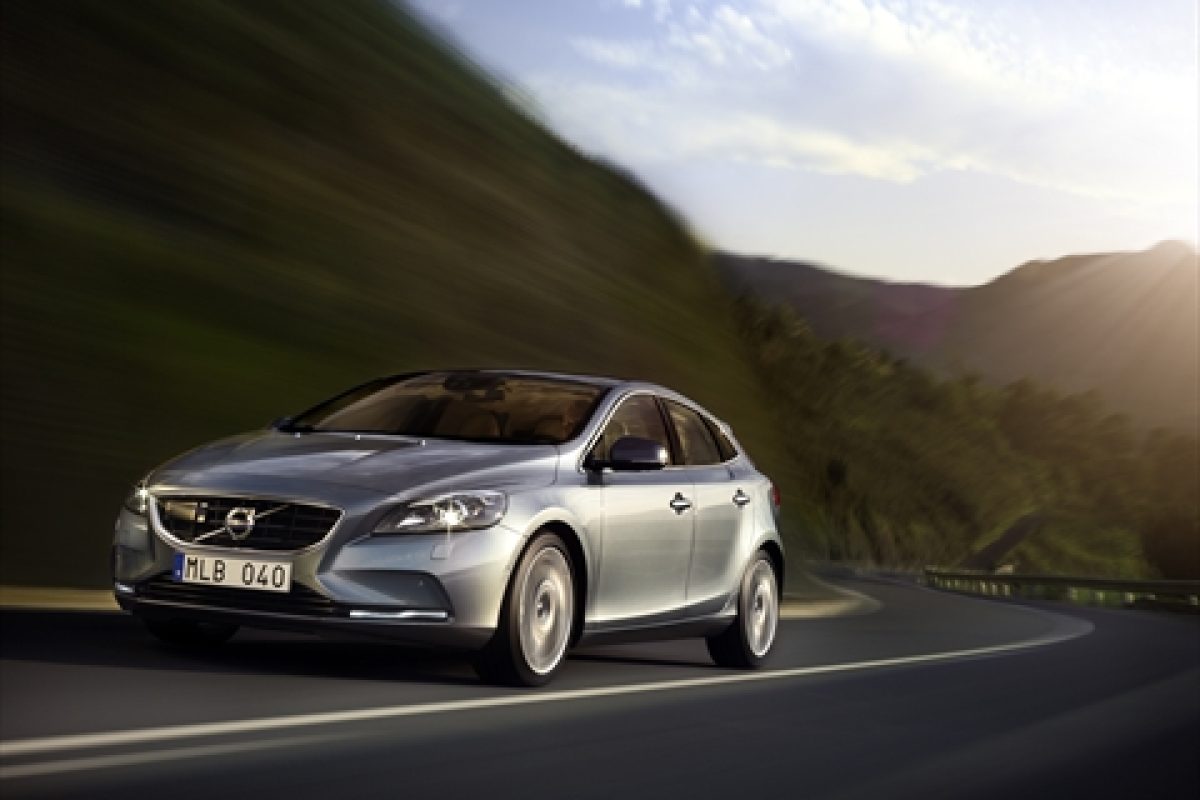 Volvo V40 action