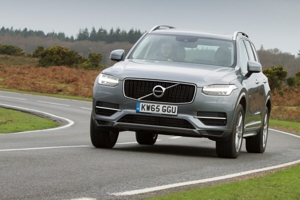 Volvo XC90 T8 Momentum_Osmium Grey front dynamic