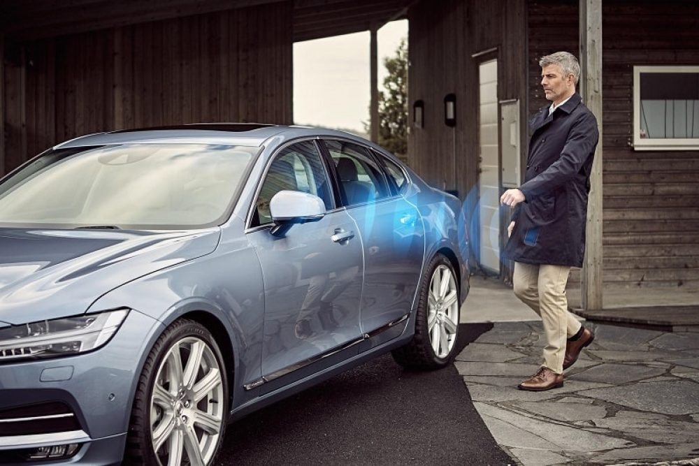Volvo_Cars_digital_key man