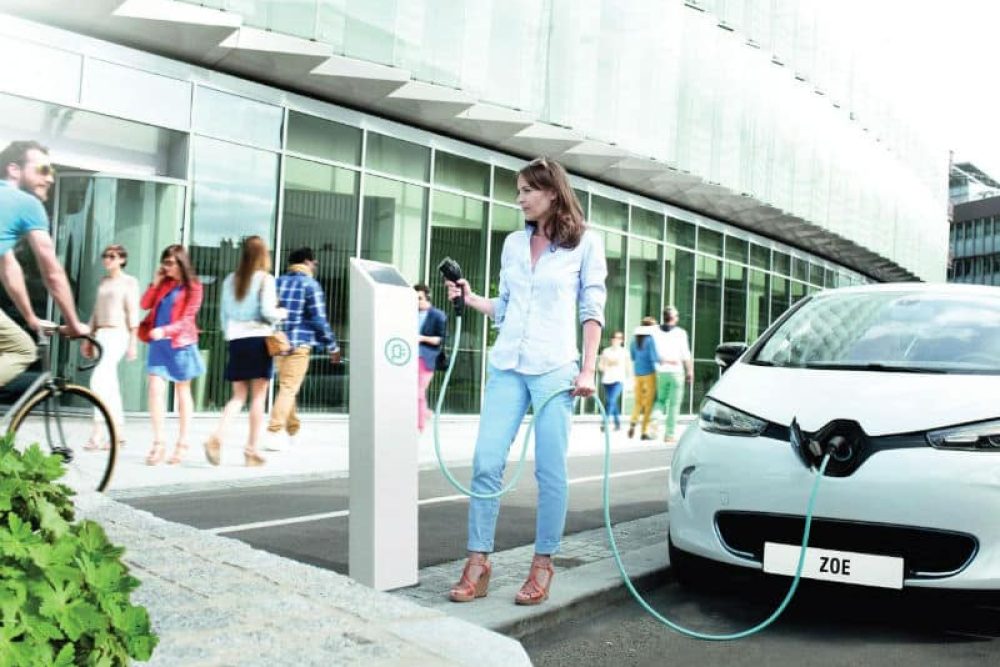 Woman charging Renault Zoe
