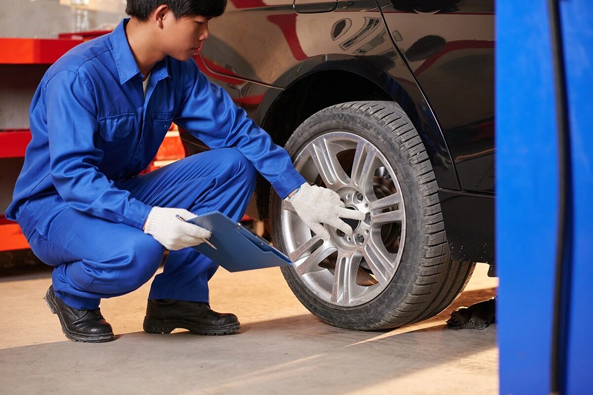 checking-tyre-T2RBE3W