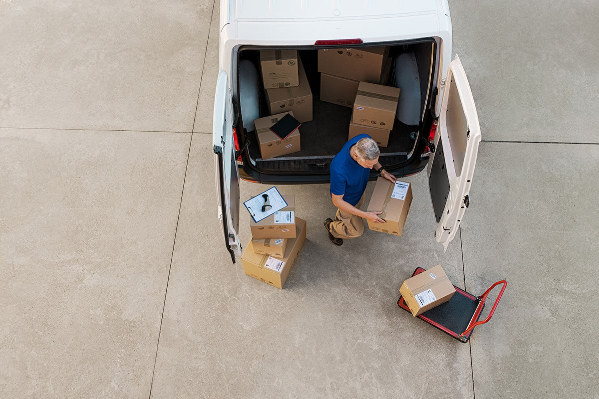 courier-delivering-parcel-2021-08-26-15-34-40-utc