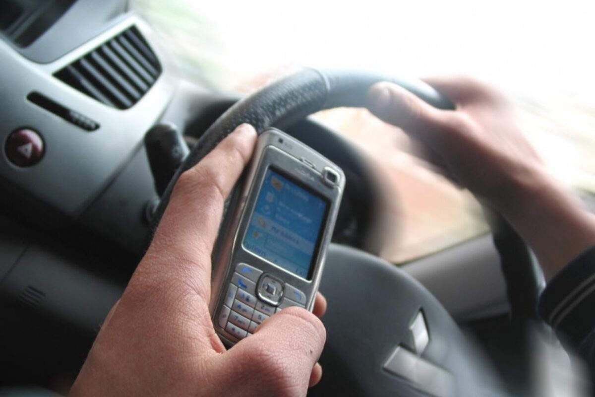 driver mobile phone hand e1450794885563