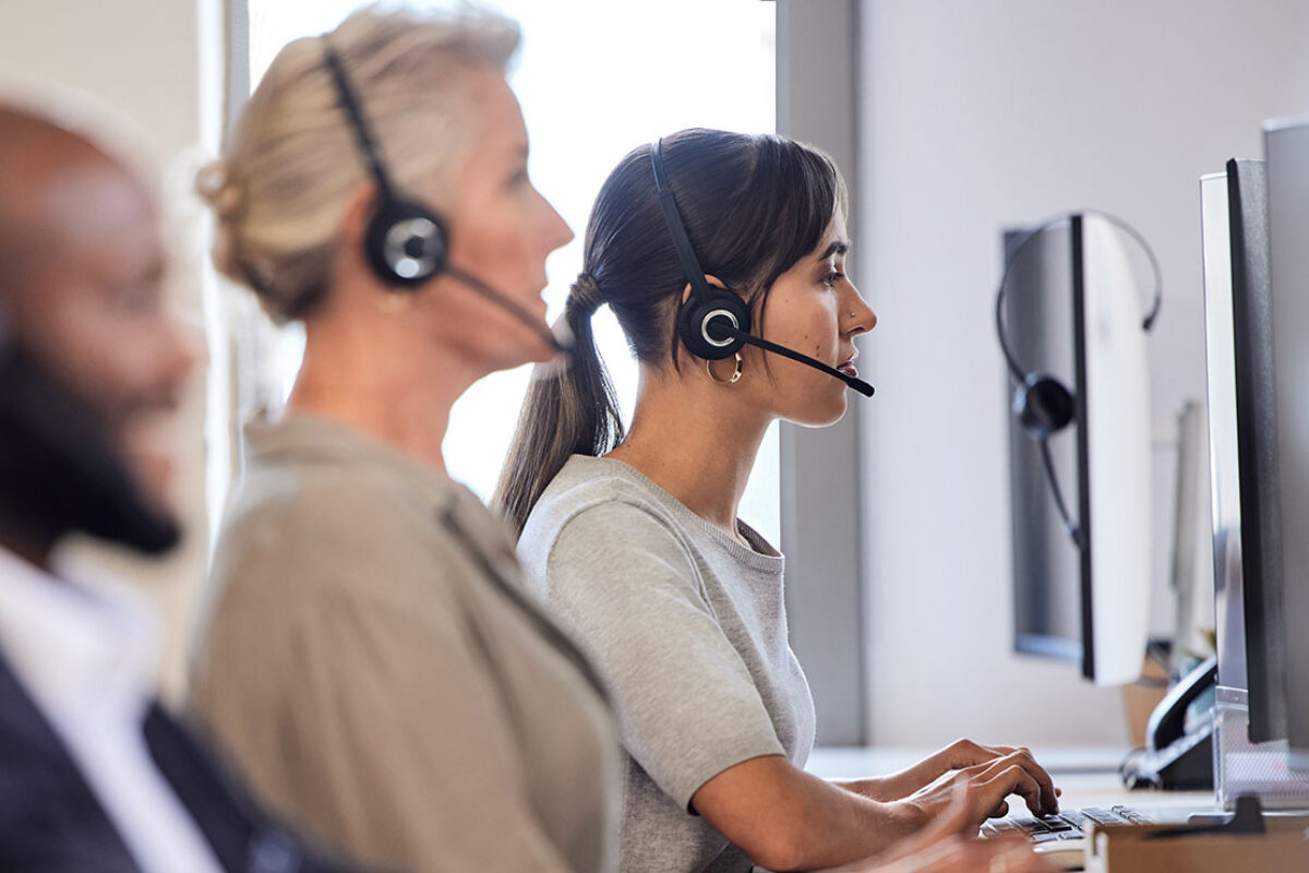 shot-of-a-young-call-centre-agent-working-alongsid-2022-09-30-21-41-31-utc
