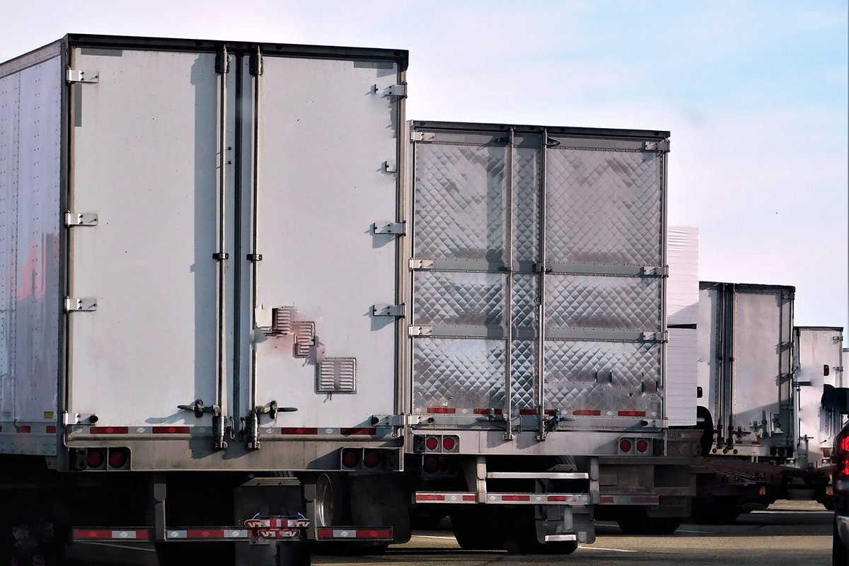trucking-big-rigs-and-trailers-2022-11-08-05-52-14-utc